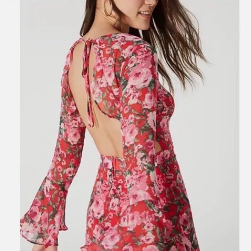B. Darlin Open Back Floral Mini Dress 9/10